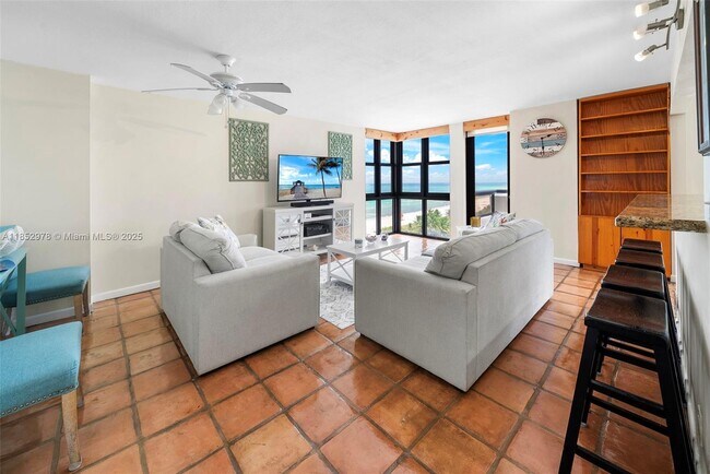 Building Photo - 2555 Collins Ave