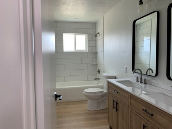 Building Photo - Beautifully Remodeled Cottonwood Heights Home!