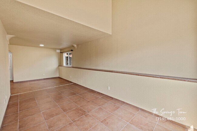 Building Photo - Spacious & Unique 3BD/2BA Townhome w/ Gara...