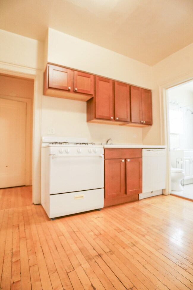 Building Photo - 4909 N Glenwood Ave