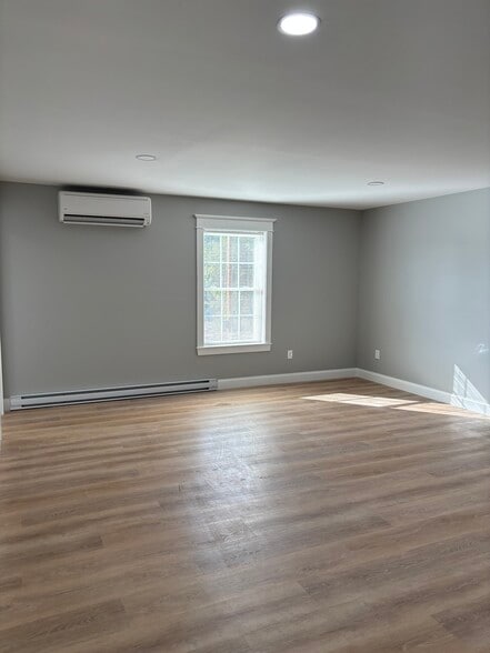 Building Photo - 1123 Main St