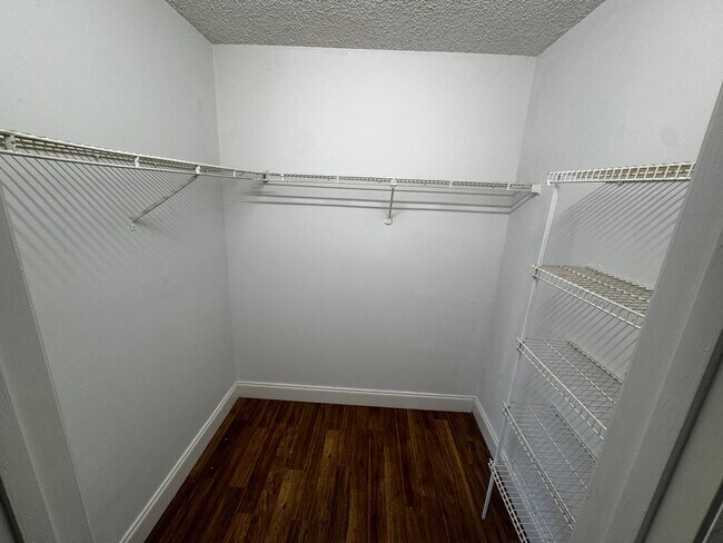 Building Photo - 9999 Summerbreeze Dr