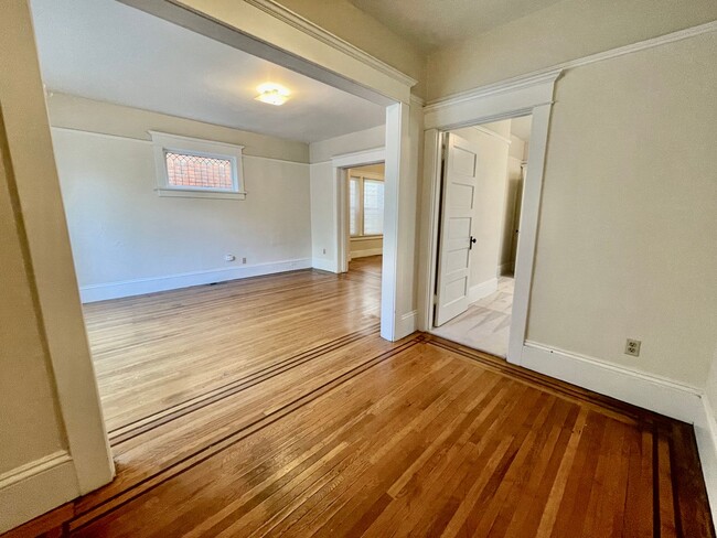 Building Photo - Large Queen Anne 2 Bedroom - Excellent Loc...