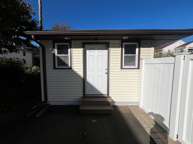 Building Photo - Charming 2-Bedroom First Floor Apartment i...