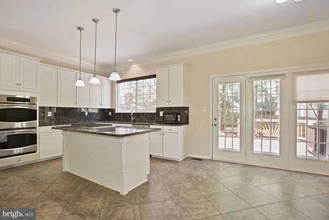 Building Photo - 4002 Rosemeade Dr