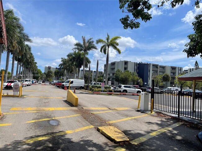 Building Photo - 10000 NW 80th Ct