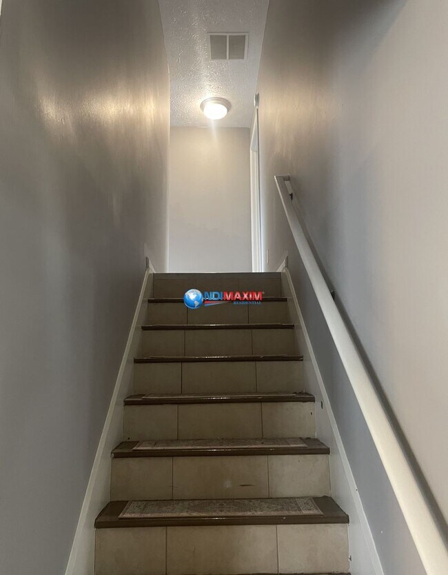 Building Photo - Spacious 4 bedrooms split-level house in Lithonia