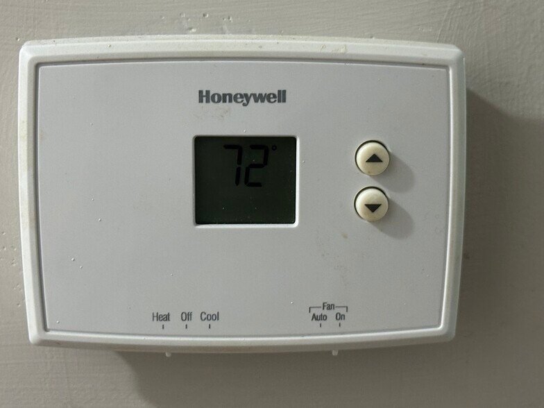 Electric heat and AC that is programmable. - 2154 Willowgrove Ave