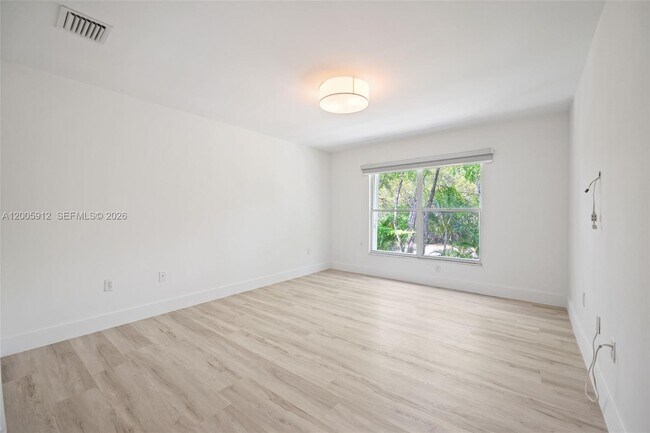 Building Photo - 21012 NE 34th Ct