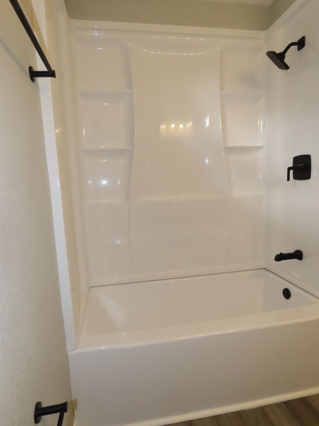 Building Photo - Newly Remodeled 4BR/1BA in Forest Hills Neighborhood