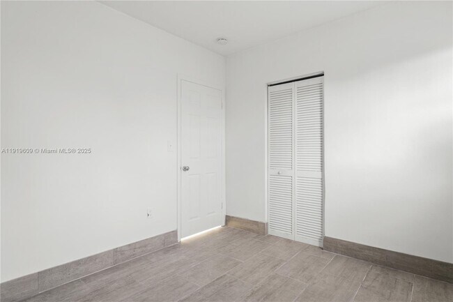 Building Photo - 1291 NE 207th St