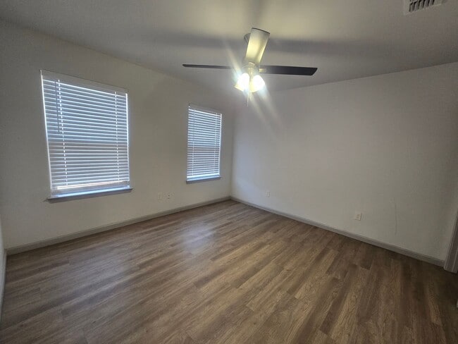 Building Photo - Spacious 4/3/2 Home with Modern Finishes and Great Location
