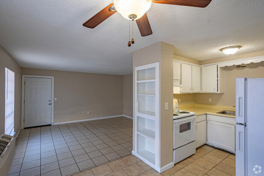 2BR, 1BA - 975SF - Living/Dining Room - Verde Vista