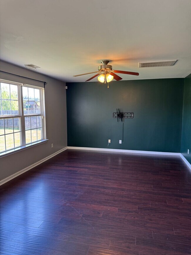 Building Photo - Large 3 bed 2.5 bath home in Murfreesboro with large fenced in yard backed up to green space
