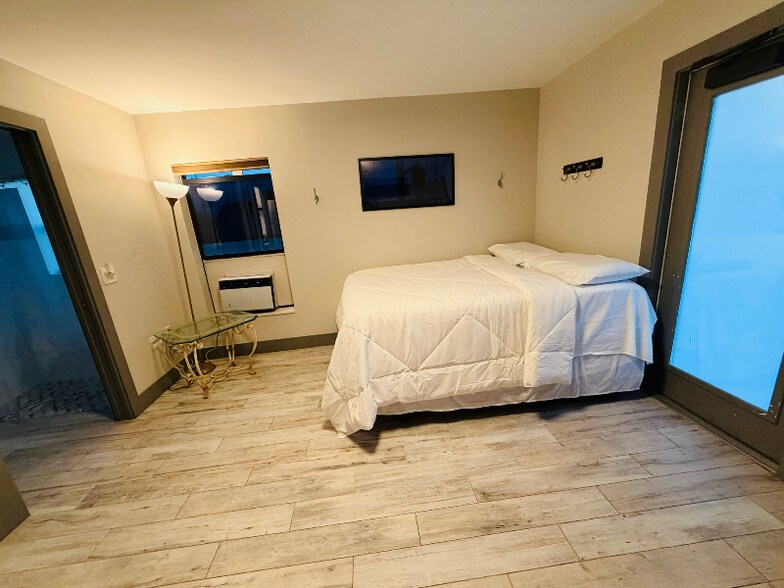 Building Photo - 2116 NE 8th Pl