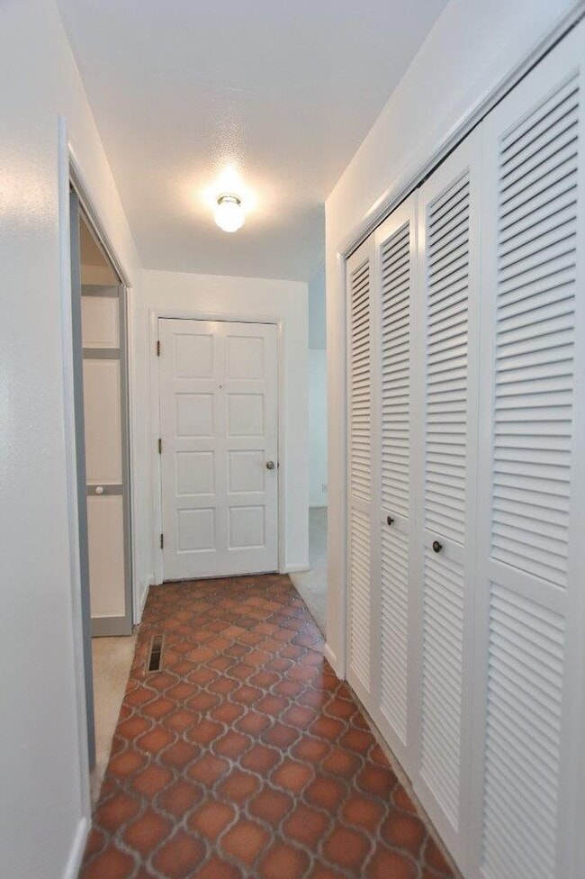 Building Photo - Clean Townhouse Centrally Located on the B...