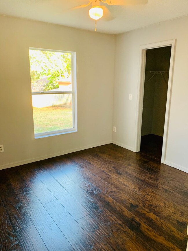 Building Photo - Great location