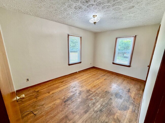 Building Photo - Spacious 3 Bedroom 2 Bathroom Home with Attached Garage!