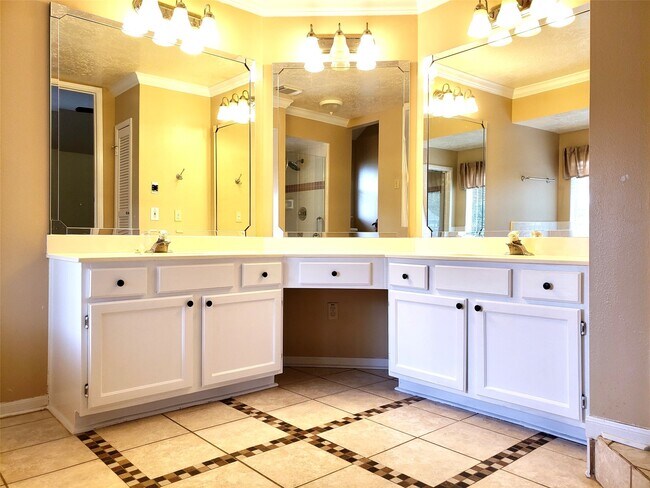 Building Photo - 14322 Village Birch St