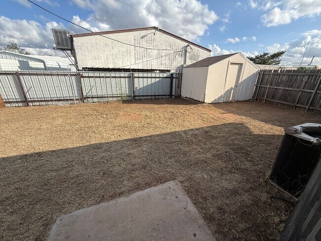 Building Photo - 106 Blue Dr