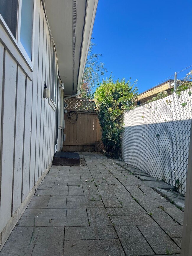 Building Photo - Girgis Duplex