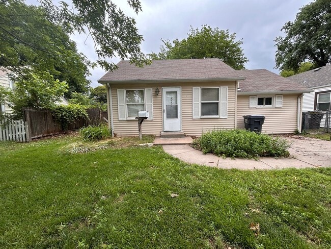 Primary Photo - Adorable 3 Bedroom 1 Bathroom