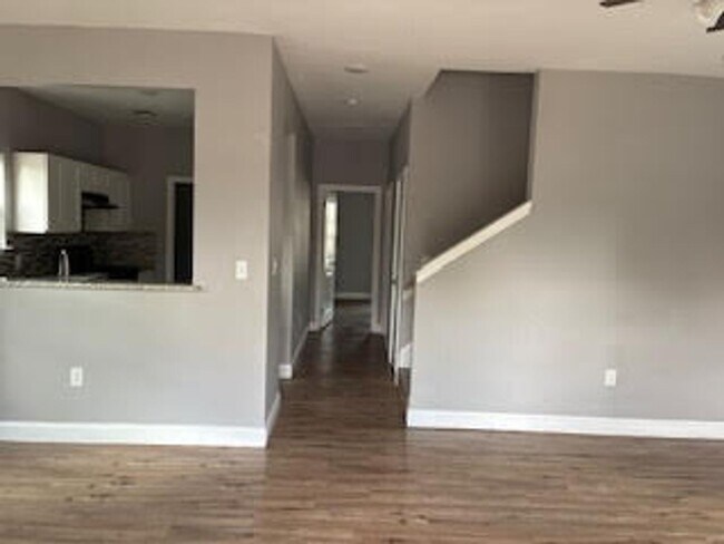 Building Photo - 809 S Travis Ave