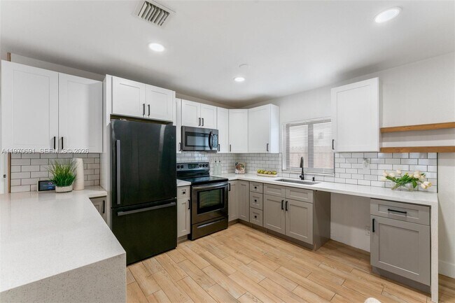 Building Photo - 6161 NE 7th Ave