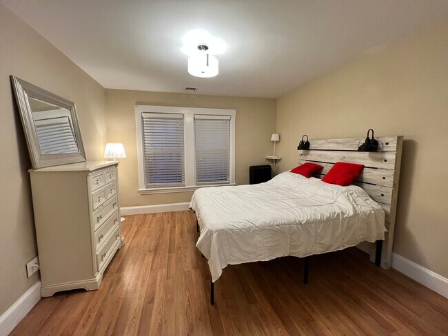 Building Photo - 548 High St