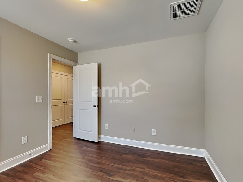 Building Photo - 1405 Yellow Wood Dr