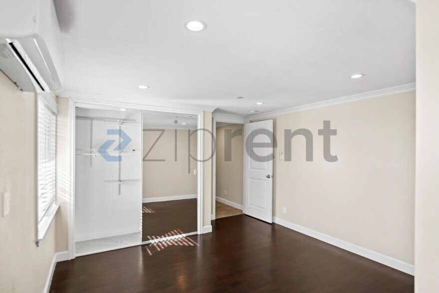 Building Photo - Unit A