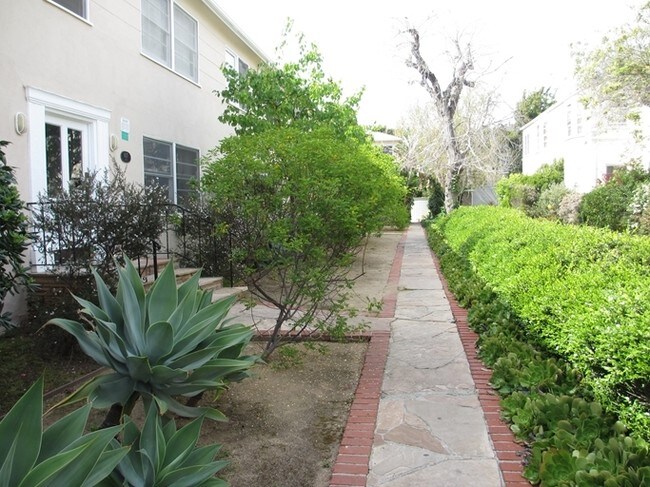 Building Photo - 437-441 San Vicente Blvd