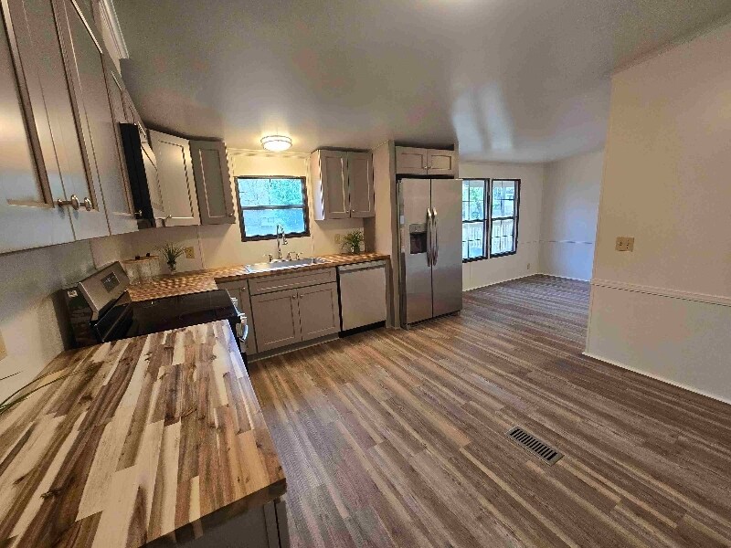 Building Photo - 415 Walker Dr