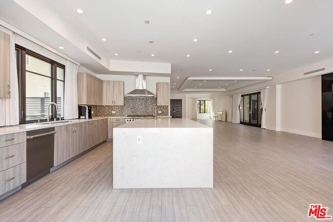 Building Photo - 312 S Palm Dr