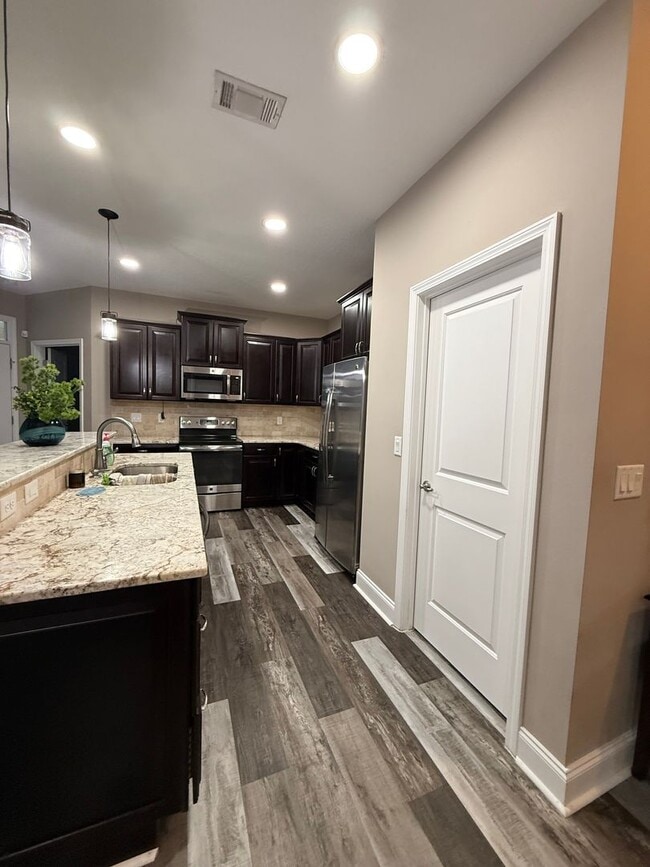 Building Photo - New Listing