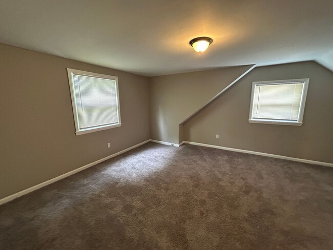 Building Photo - 4 Bedroom House