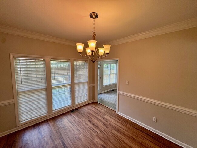 Building Photo - Stylish Living on a Cul-de-Sac in The Poin...