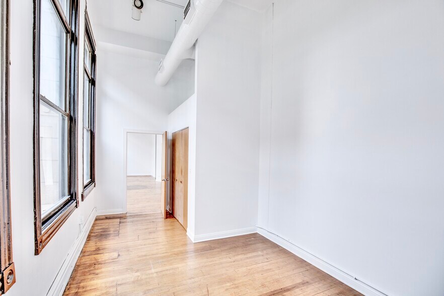 Building Photo - 1278 N Milwaukee Ave