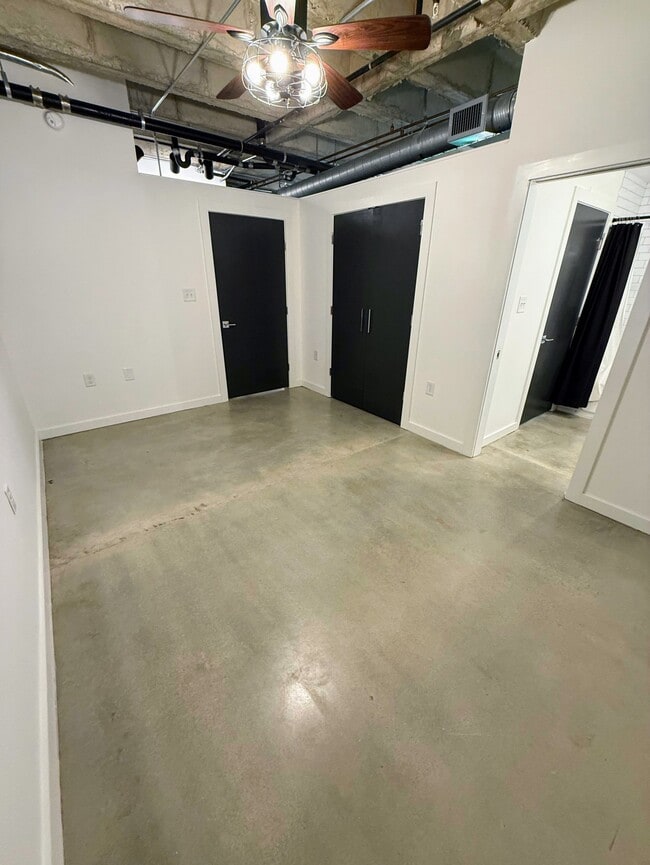 Building Photo - 1065 United Ave SE