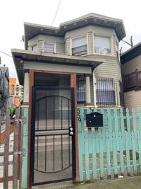 Building Photo - 559 Sycamore St