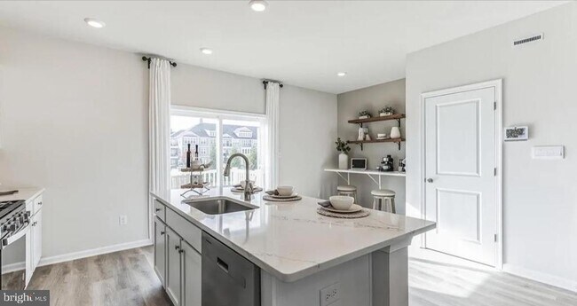 Building Photo - 273 Macoun Way