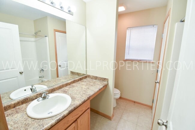 Building Photo - Spacious 3 Bedroom townhome with loft in Urbandale