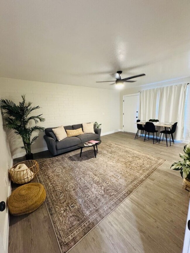 Building Photo - Sunnyslope Apartments