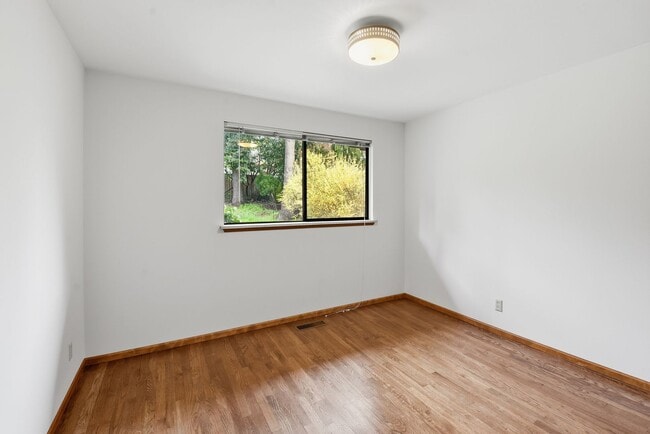 Building Photo - 3bd/2ba Bellevue Home