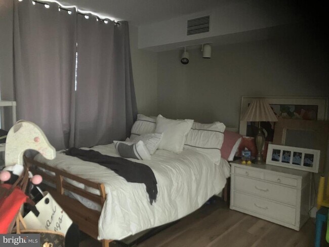 Building Photo - 7420 Westlake Terrace