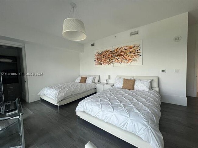 Building Photo - 5500 Island Estates Dr