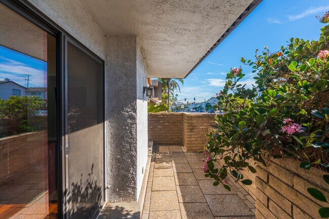 Building Photo - Cozy Condo in Manhattan Beach!