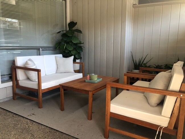 Building Photo - Amazing 1 bed 1 bath with off street parking.