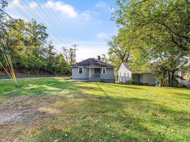 Building Photo - AVAILABLE OCT 1st! Don't miss this RENOVATED 2 bedroom in Penn Hills!