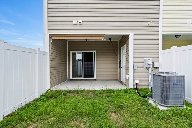 Building Photo - 2 Bedroom, 2.5 Bath End Unit Townhouse loc...